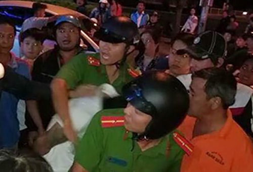 Hàng chục người khống chế nam thanh niên nghi bắt cóc bé trai