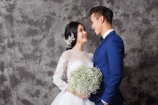 Trung vệ Quế Ngọc Hải lộ ảnh cưới lung linh với Hoa khôi Trường ĐH Vinh