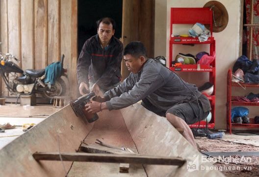 Dân bản giúp nhau đóng thuyền ba lá mưu sinh