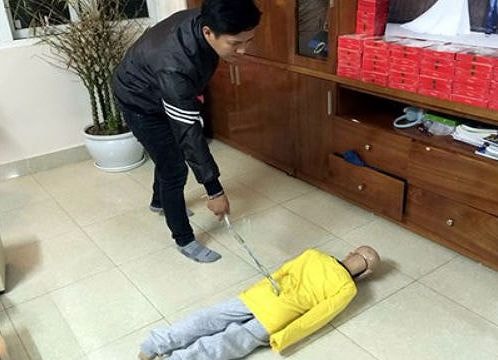 Khởi tố bố đẻ và mẹ kế bạo hành bé trai 10 tuổi