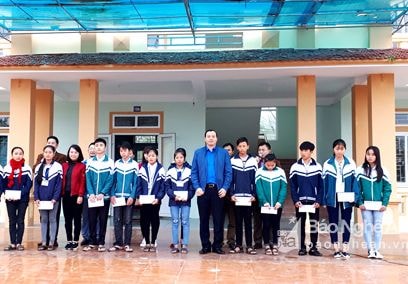 Tặng học bổng cho học sinh nghèo tại Nghệ An