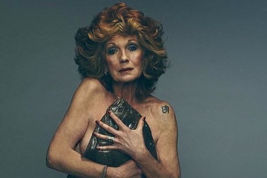 Nữ diễn viên 70 tuổi chụp ảnh khỏa thân để bảo vệ đại dương