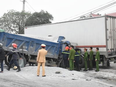 Tai nạn liên hoàn  tài xế mắc kẹt trong ca bin