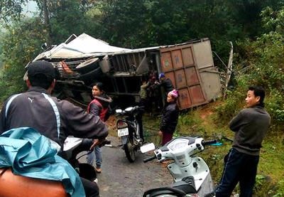 Chở quá nặng, xe tải bị lật khi xuống dốc