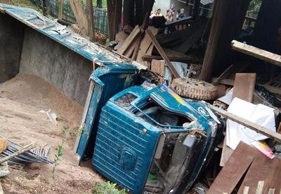 Xe tải xuống dốc mất phanh đâm thẳng vào nhà dân