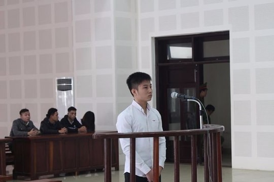 Hotboy đâm người yêu cũ, lĩnh 9 năm tù