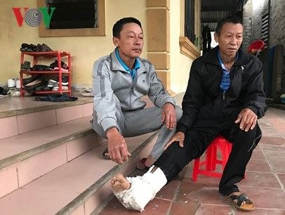 Cuộc sống khốn cùng của người cha bị con trai đánh gãy xương sườn