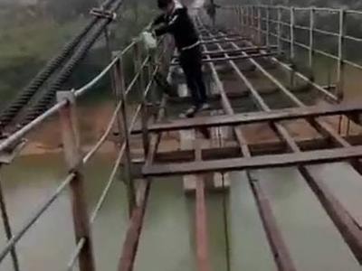 Học sinh bất chấp nguy hiểm ' làm xiếc' trên cầu treo trơ khung
