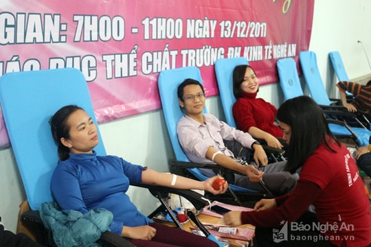 Hàng trăm sinh viên tham gia hiến máu tình nguyện