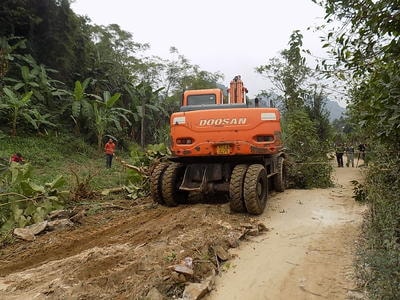 Người dân miền núi hiến đất, thuê máy húc mở đường giao thông
