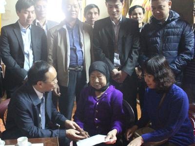 Kiểm toán nhà nước tặng quà Bà mẹ Việt Nam anh hùng và thương binh ở Quỳnh Lưu