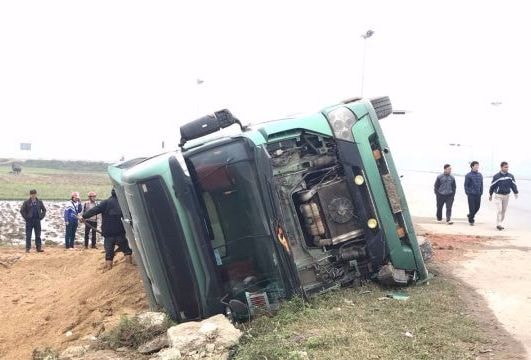 Ôm cua gấp, xe tải lật nhào xuống ruộng