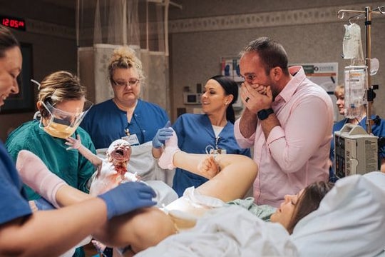 Có nên để chồng vào phòng sinh cùng vợ?