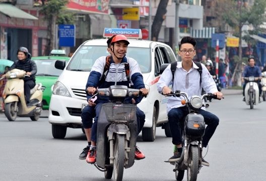 Đề xuất điều chỉnh độ tuổi điều khiển xe gắn máy với học sinh