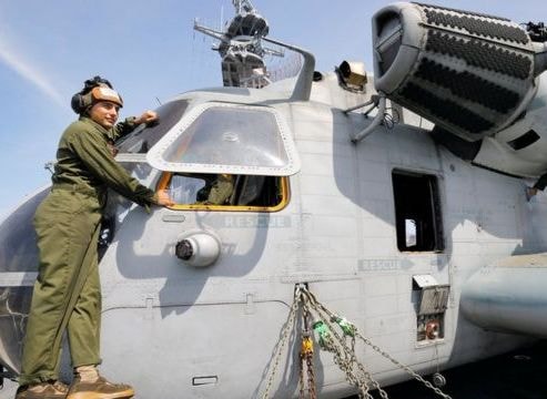 Cửa sổ trực thăng rơi xuống trường học