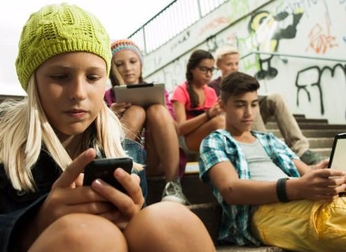 Pháp sẽ cấm dùng điện thoại di động ở trường học