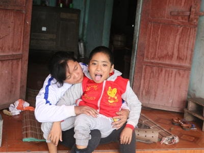 Người mẹ mù lòa nuôi con bại não