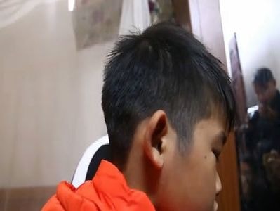 Bé trai 9 tuổi bị bố dùng dây điện đánh bầm tím khắp người