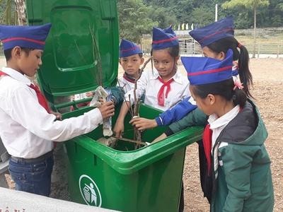 Giáo viên vùng biên đóng góp mua ghế đá, thùng rác cho trường