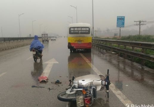 Xe máy va chạm với xe buýt, cụ ông 70 tuổi nhập viện