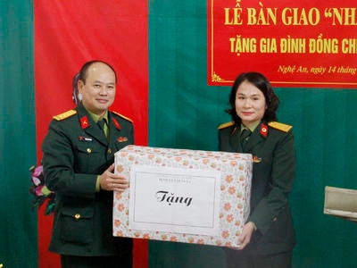 Bàn giao nhà đồng đội cho cán bộ, chiến sỹ có hoàn cảnh khó khăn