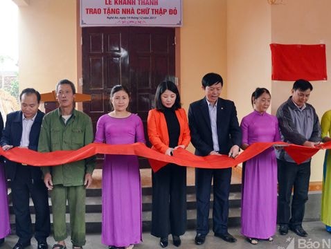 Bàn giao nhà 'Chữ thập đỏ' cho hộ nghèo ở Nam Đàn