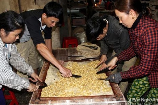 Rộn ràng làng nghề bánh kẹo vào vụ Tết