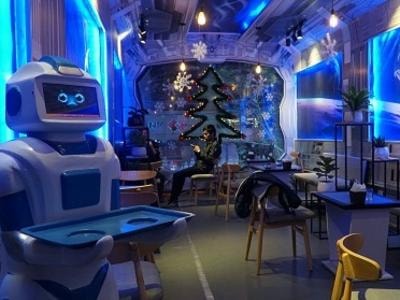 Quán cà phê đầu tiên có robot phục vụ tại Việt Nam