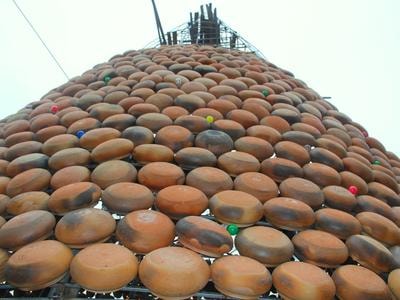 Cây thông Noel độc nhất vô nhị được làm từ hơn 5.000 chiếc nồi đất