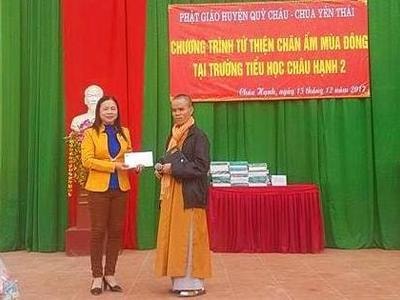 Trao chăn ấm và hỗ trợ xây dựng nhà cho học sinh nghèo ở Quỳ Châu