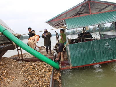 Bắt giữ 3 thuyền khai thác cát trái phép trên sông Lam
