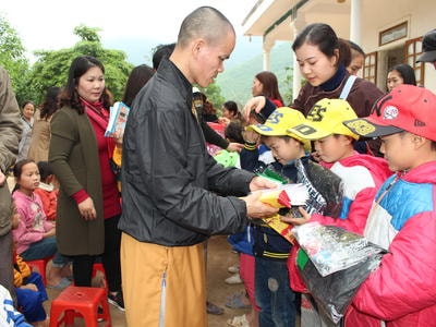 100 suất quà và 50 triệu đồng đến với học sinh nghèo Quỳ Châu