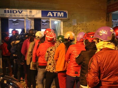 Nhiều người khổ sở vì chờ rút tiền từ ATM