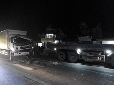 QL 1A: 2 xe tải cùng chiều va chạm, tài xế kẹt trong cabin