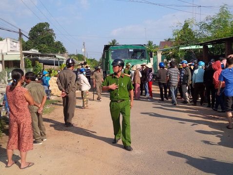 Chặn xe chở cát, 2 phụ nữ bị bắt tạm giam ba tháng