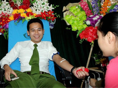 Hàng trăm thanh niên Quế Phong tham gia hiến máu nhân đạo