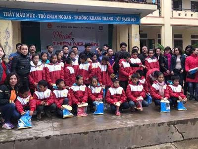Hàng trăm áo ấm về với học sinh Con Cuông