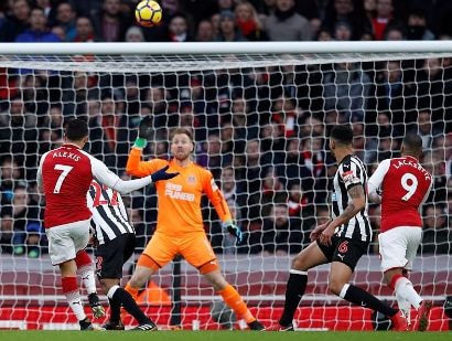 Ozil ghi tuyệt phẩm, Arsenal trở lại Top 4