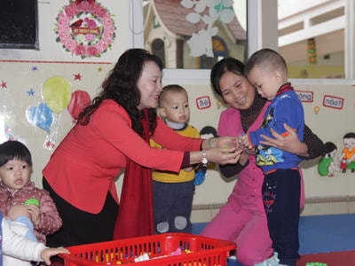 Thứ trưởng Bộ GD & ĐT thăm Trường mầm non Hưng Phúc