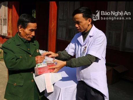 Khám, cấp thuốc miễn phí cho 60 người nghèo xã Châu Hoàn (Quỳ Châu)