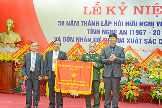 Hội hữu nghị Việt Nam- Lào tỉnh Nghệ An: Đón nhận Cờ thi đua xuất sắc của Chính phủ