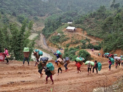 Vượt rừng 'cõng' gạo hỗ trợ bản nghèo người Khơ Mú