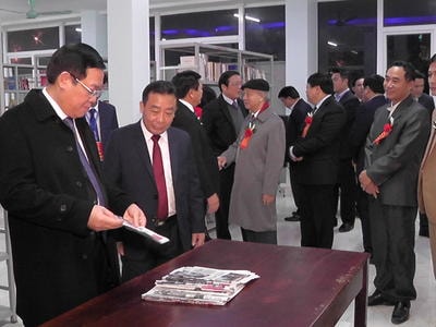 Phó Thủ tướng cắt băng khánh thành nhà truyền thống và thư viện huyện Yên Thành
