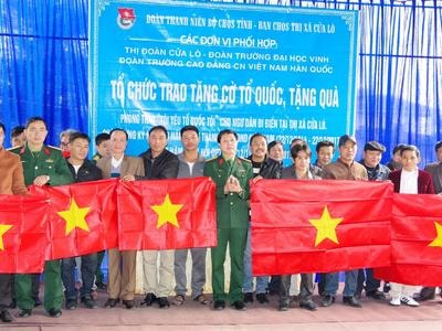Bộ CHQS tỉnh tặng 800 lá cờ Tổ quốc cho ngư dân thị xã Cửa Lò
