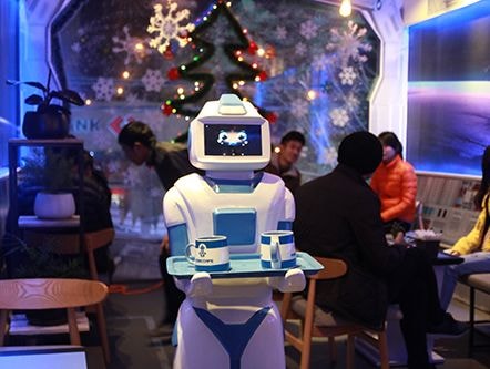 Robot 'made in Việt Nam' đang phục vụ cà phê tại Hà Nội