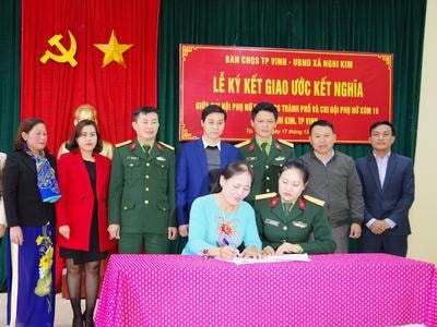 Ban CHQS Thành phố Vinh tặng quà phụ nữ xóm giáo Nghi Kim