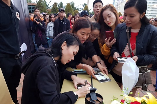 Mỹ Tâm ký tặng khán giả quê nhà giữa trời mưa lạnh