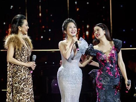 Hương Tràm khoe vai trần quyến rũ, song ca cùng 'đàn chị' Thu Phương