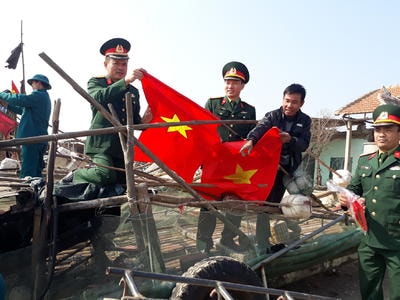 Tặng 2.000 lá cờ Tổ quốc cho ngư dân xã Diễn Hải