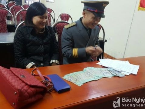 Nhân viên đường sắt Vinh trả lại hơn 40 triệu đồng cho hành khách bỏ quên